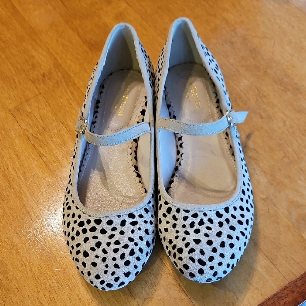 Isaac Mizrahi Black and Tan Flats with Classic Mary Jane Style